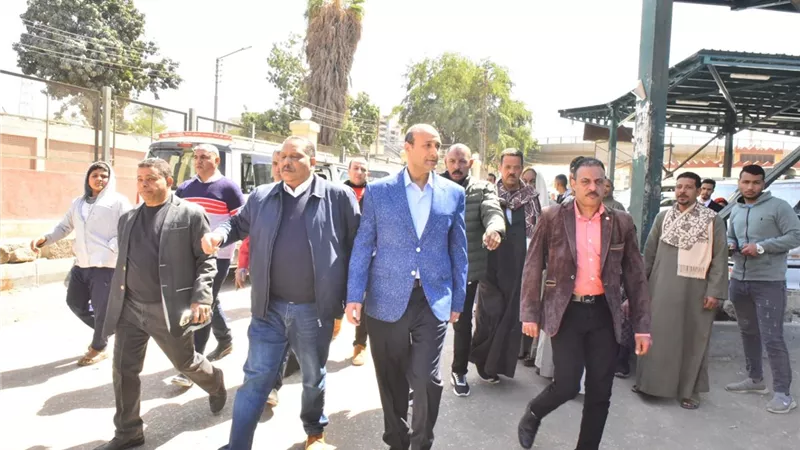 محافظ أسيوط يتفقد المواقف ومحطات الوقود ويشدد على الالتزام بالتعريفة الجديدة