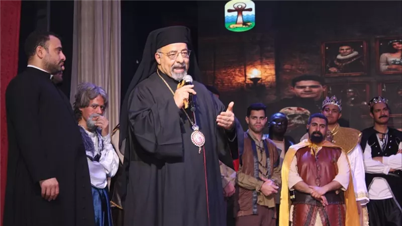البطريرك الأنبا إبراهيم إسحق يشهد العرض المسرحي 