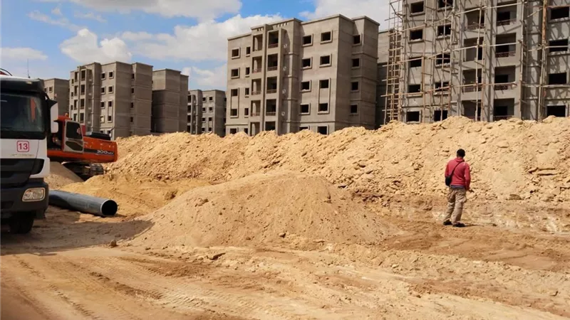وزيرة الإسكان تتابع موقف تنفيذ مشروعات المرافق بمدينة العبور الجديدة