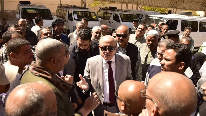 محافظ الأقصر يتابع تطبيق التعريفة الرسمية لمنع أي تلاعب بأسعار الركوب