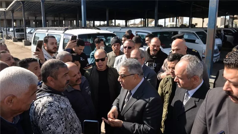 محافظ الدقهلية يتفقد الموقف الجديد بطلخا لمتابعة الالتزام بالتعريفة الجديدة