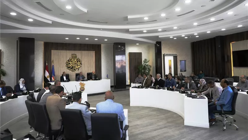 محافظ أسوان يطلق حزمة إجراءات لترشيد الطاقة وضبط الأسواق وحماية المواطنين