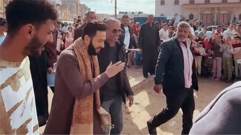 الجمهور يلتف حوله.. حماده هلال في كواليس تصوير المداح 6 |فيديو