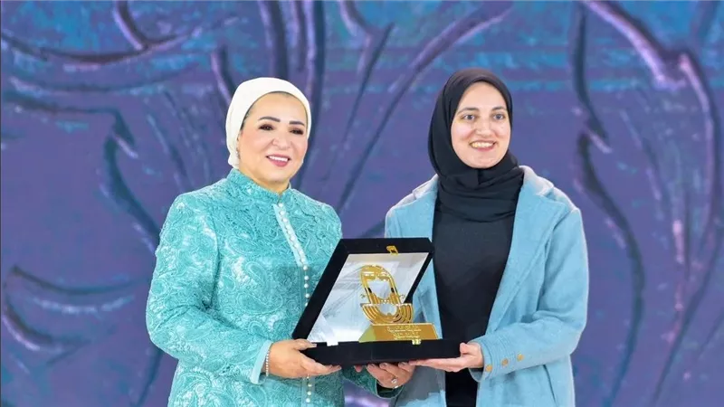 السيدة انتصار السيسي تكرم البطلة آيات أحمد سعيد والمستشارة ايرينى مجدى زياده
