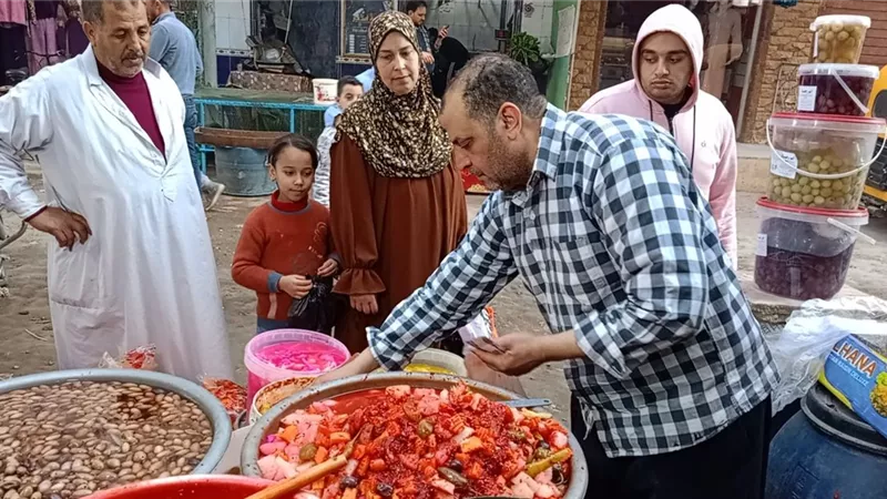 صلاح أبو العلا صانع المخللات في إدفينا|خبرة سنين تفتح الشهية على مائدة الإفطار