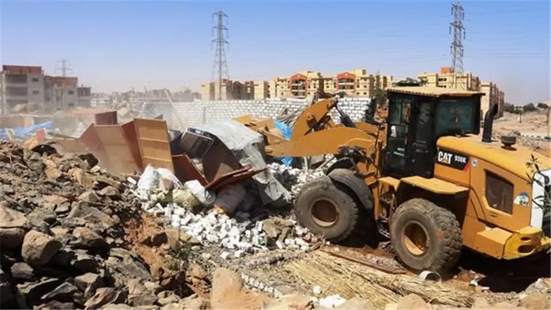 إزالة 7 حالات تعدى بمنطقة الإسكان المميز وتحويل المتعدين للنيابة العسكرية