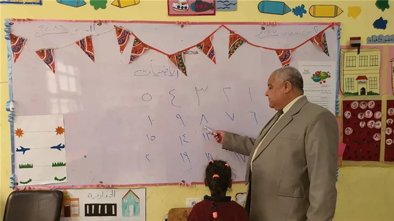 وكيل تعليم الأقصر يتفقد مدرسة البغدادي الابتدائية ويشيد بانضباط الطلاب