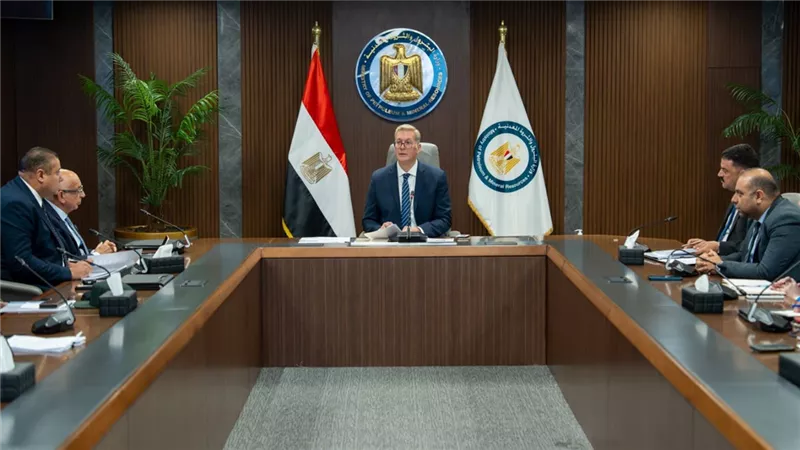 وزير البترول يبحث تنفيذ المسح الجوي الشامل للمعادن لتعزيز الاستثمار التعديني