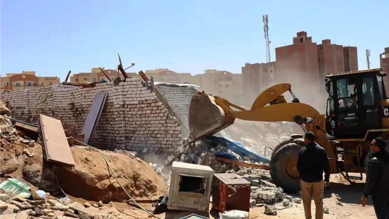 إزالة 7 حالات تعدّ بالإسكان المميز بأسوان وتحويل المتعدين للنيابة العسكرية