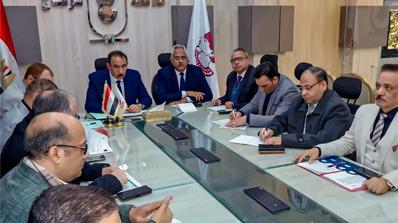 محافظ سوهاج يوجه بتكثيف حملات التوعية بقانون تقنين أراضي الدولة الجديد