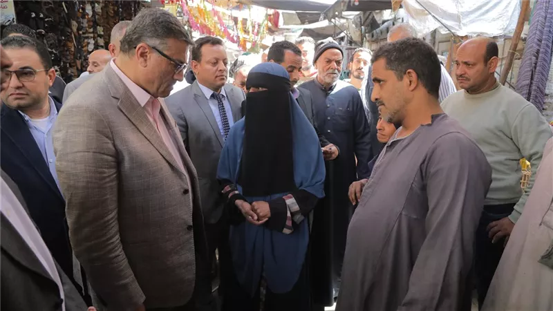 استجابة لشكاوى الركاب.. إيقاف سائق ميكروباص لزيادة الأجرة على خط إسنا قنا