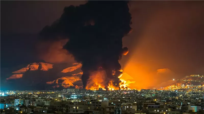 التلفزيون الإيراني: تعرض جزيرة قشم لهجوم وسماع دوي 6 انفجارات 