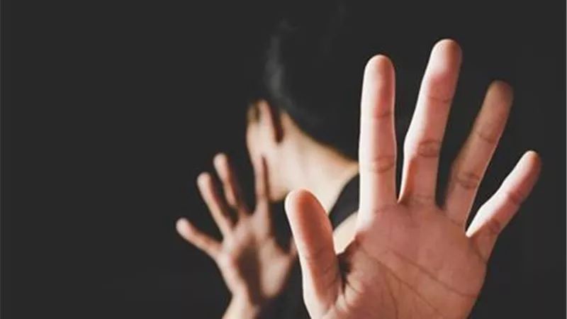 فتاة تتهم مدرسا بالمعاش في كفر صقر بمضايقتها وابتزازها.. وتطالب بالتحقيق