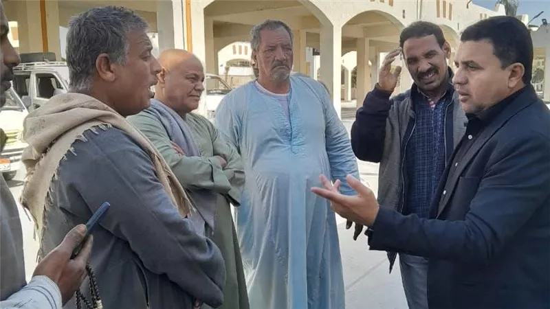 رئيس مدينة القرنة يتابع المواقف ومحطات الوقود وحملات النظافة 