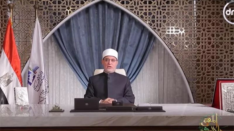 لماذا نزل القرآن الكريم بشكل متفرق؟.. نظر عياد يجيب