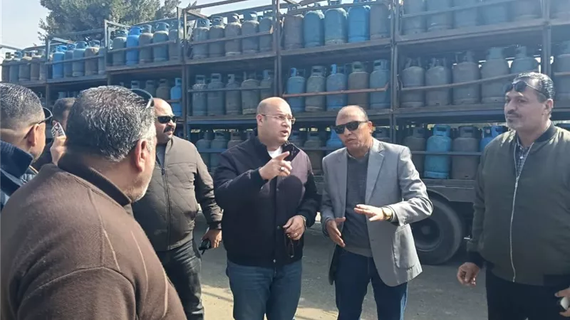 نائب محافظ الجيزة يتفقد مستودعات الأنابيب ومواقف سيارات السرفيس