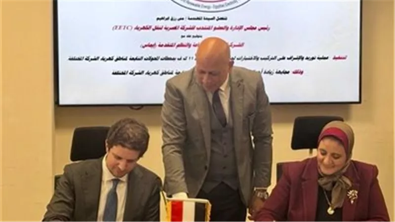 الكهرباء توقع عقد توريد 24 موزع جهد لدعم الشبكة القومية قبل الصيف
