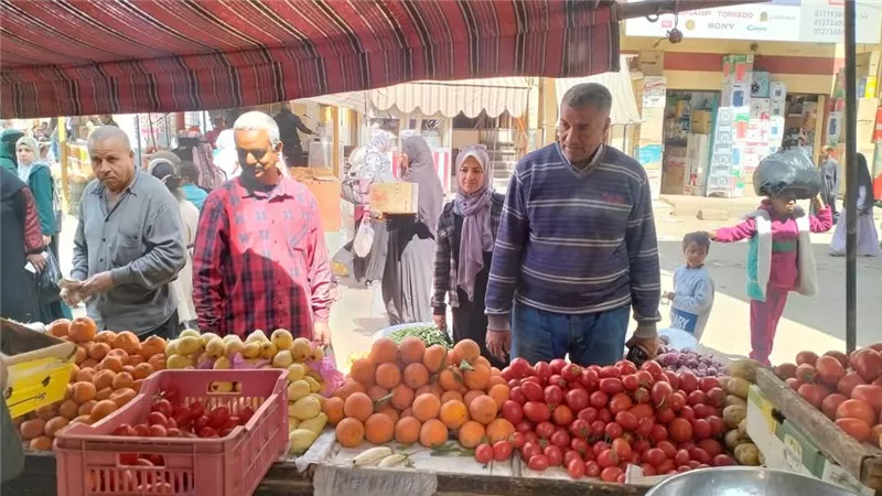 جولة مفاجئة لرئيس مركز قوص على الأسواق لمتابعة توافر السلع الأساسية