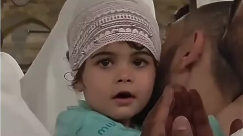  طفلة تمسح دموع والدها أثناء الدعاء بالحرم المكي..  مشهد إنسانى أبكى العالم