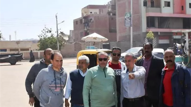 محافظ أسوان يتفقد أعمال الرصف لاحدي طرق مدينة أسوان بتكلفة 3مليون جنيه