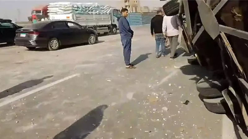 مصرع شخص وإصابة آخرين فى تصادم  سيارة نقل وأتوبيس أعلى الطريق الأوسطى 