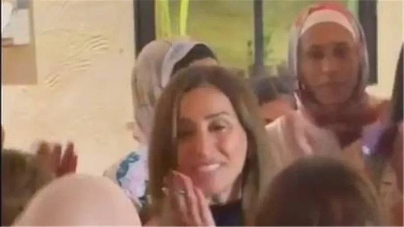 دينا الشربيني تحتفل مع أيتام 