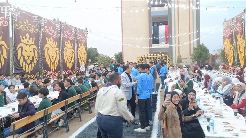 مائدة المحبة بالعياط.. مدرسة القيم النبيلة ترسم بهجة رمضان بين الطلاب والأهالى