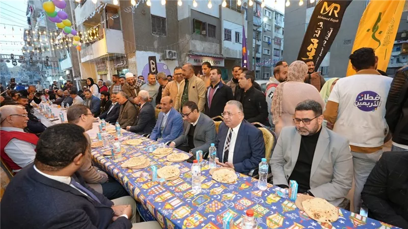 محافظ أسيوط يشارك أهالي وشباب منطقة الأربعين بحي غرب مائدة الإفطار الجماعي  