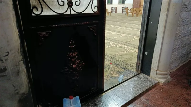 إسرائيليون يحرقون مسجدا في قرية مادما بالضفة الغربية المحتلة (صور)