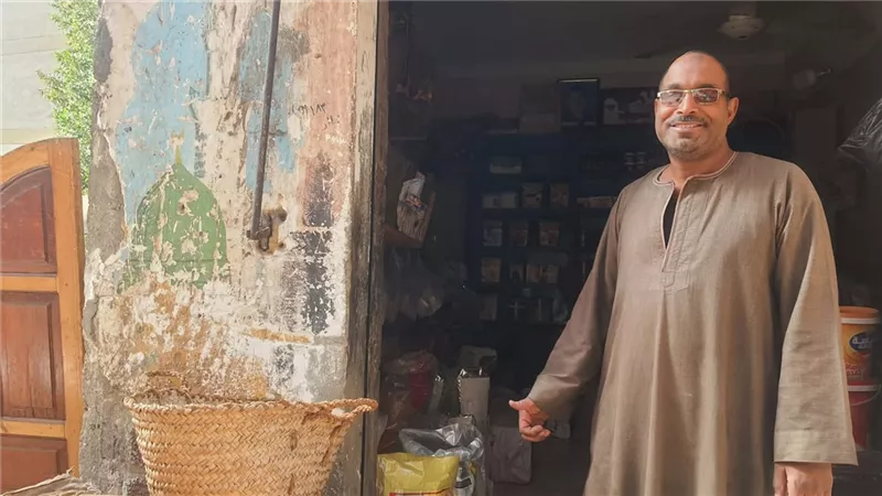 تاجر بقوليات بالأقصر يفاجئ الأهالي: “هبيع بالسعر القديم.. دي تجارة مع ربنا”