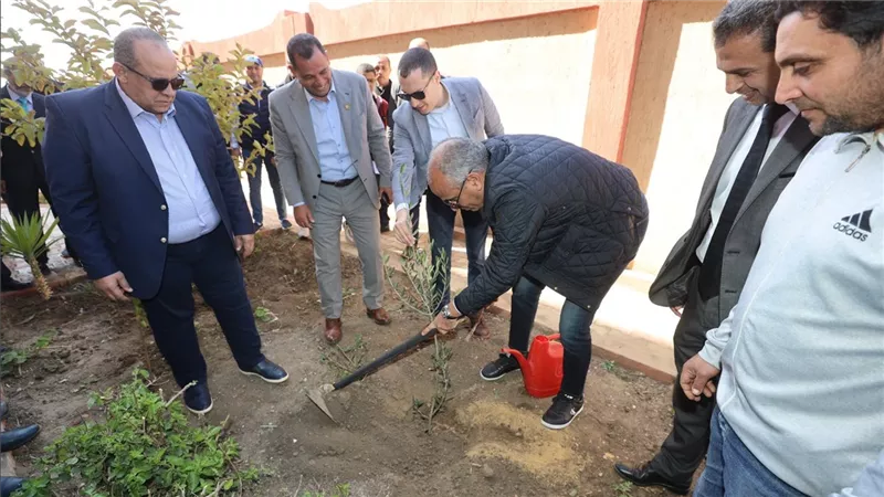 محافظ كفرالشيخ يغرس أول شجرة مثمرة بمدرسة الدمرداش