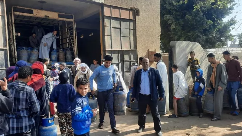 محافظ أسيوط يوجه باستمرار الحملات المكثفة على مواقف السيارات ومحطات الوقود