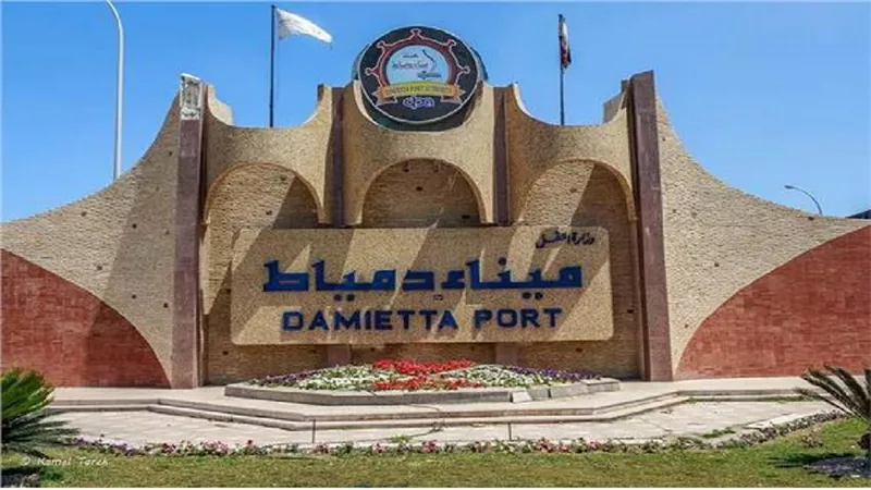 ميناء دمياط يستقبل ستة عشر سفينة ويشهد نشاطا ملحوظا في حركة التداول