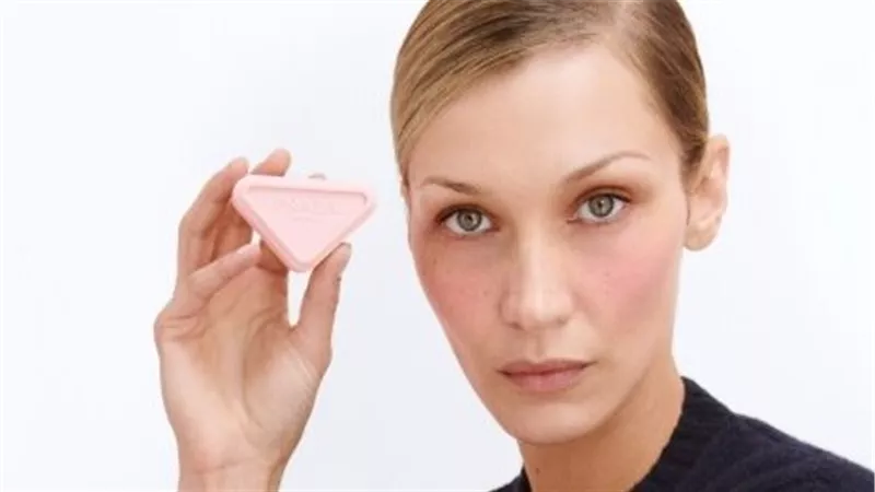 بيلا حديد أول سفيرة جمال عالمية لمستحضرات Prada Beauty 