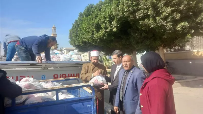 أوقاف السويس توزع طنين من المواد الغذائية لدعم الأسر الأولى بالرعاية