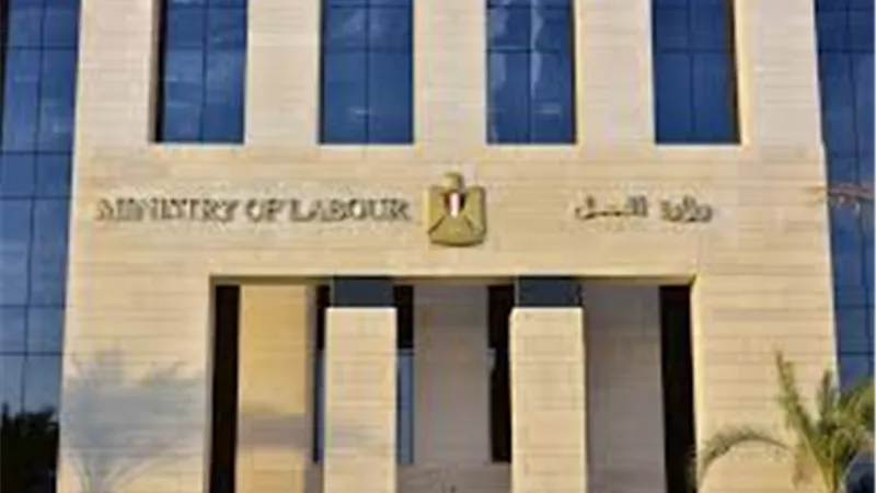 العمل : تسليم 16 عقد عمل بالأردن لشباب من بني سويف