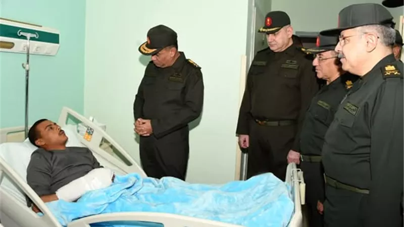 وزير الدفاع يزور عددًا من المصابين بمجمع الجلاء الطبى للقوات المسلحة
