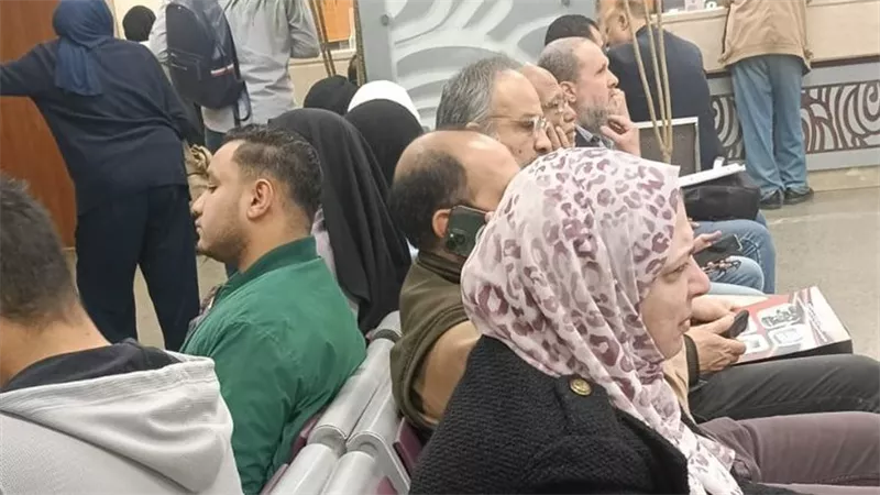 شلل في فروع «بنك مصر» إثر عطل فني مفاجئ.. وزحام شديد قبل أيام من عيد الفطر