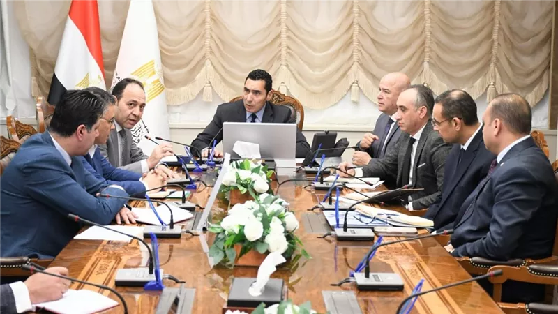 وزير الرياضة يوجه بترشيد الإنفاق وفتح مسارات جديدة للعمل مع القطاع الخاص