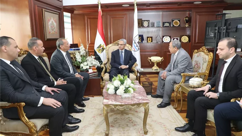 محافظ بنى سويف يبحث تعزيز التعاون مع أعضاء نادي قضاة مجلس الدولة وبنك القاهرة 