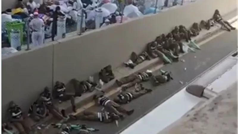 مقطع لرجال الأمن في المسجد الحرام يثير تفاعلا.. لحظة هدوء وإنسانية قبل الإفطار