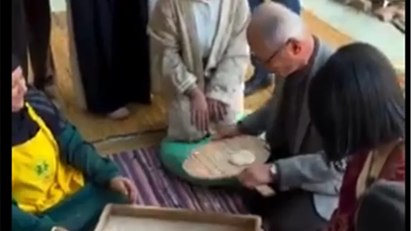 سفير اليابان في مصر يخبز العيش الفلاحي ويشارك في إفطار رمضان