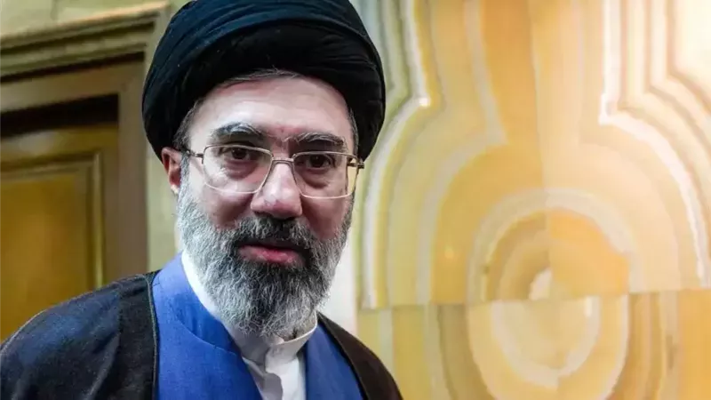 مجتبى خامنئي: العدو يتوهم أنه يستطيع إسقاط إيران خلال يومين