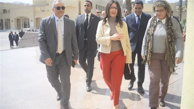 وزيرة الثقافة تتفقد متحف الفن المصري الحديث بأرض الأوبرا