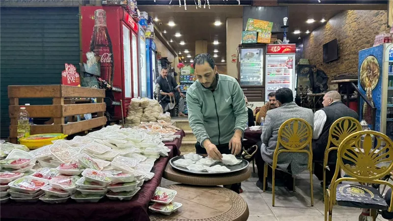 بيتر ومينا يقدمان سحور مجاني للمسافرين على الطريق الزراعي بالقليوبية