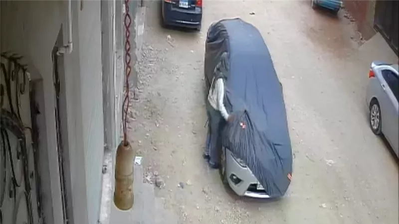 سرقها قبل الإفطار وسقط قبل السحور.. أمن الأقصر يضبط لص “مفرش السيارات” 
