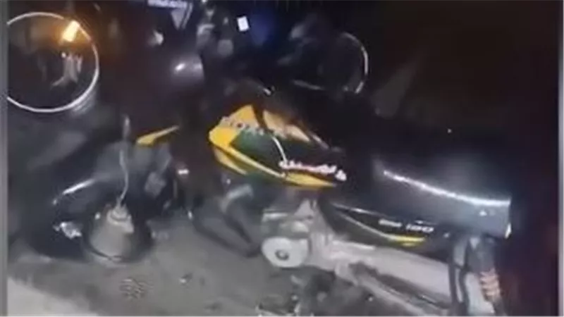  بسبب العوامل الجوية..الداخلية تكشف حقيقة فيديو سقوط دراجة نارية في بالوعة 
