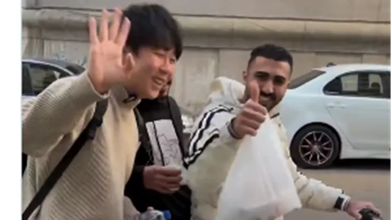 شاب صيني يشارك المصريين توزيع الوجبات في رمضان: تجربة ملهمة 