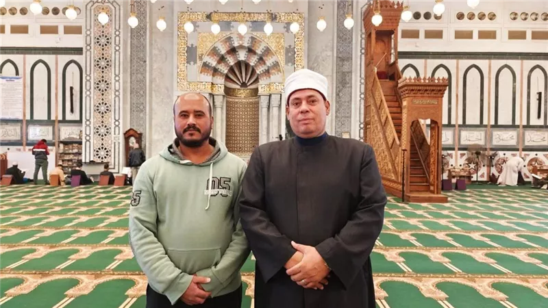 مدير أوقاف الجيزة يكرّم عامل مسجد الشيخ الحصري لانضباطه في العمل ويمنحه مكافأة