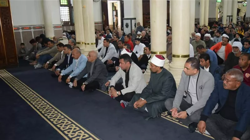محافظ السويس يؤدي صلاة الجمعة بمسجد الغريب بحي السويس